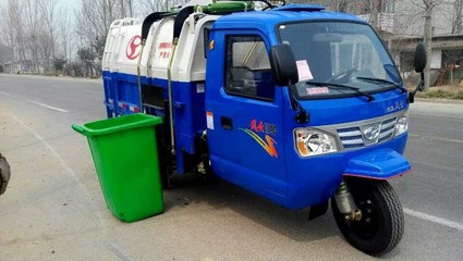 掛桶自卸式垃圾車(chē) 小型環(huán)保利器的全面解析