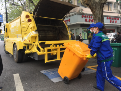 直運垃圾車圈內(nèi)的“大黃”來了 首輛專運黃桶垃圾的黃色垃圾車在下城率先啟用